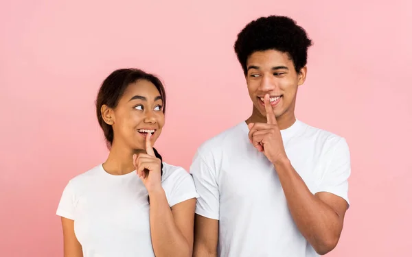 Tiener paar maken stilte teken, houden wijsvingers op de lippen — Stockfoto