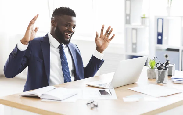 Emocionado hombre de negocios negro expresando alegría y felicidad en el cargo — Foto de Stock