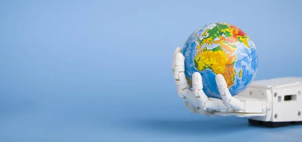Globe in robothand, blauwe panorama achtergrond — Stockfoto