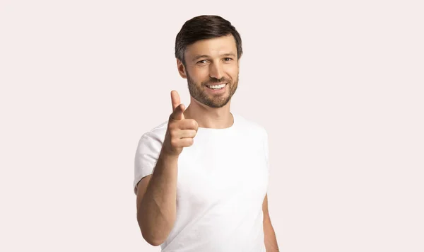 Smiling Guy Pointing Finger At Camera Standing In Studio — Stock Photo, Image