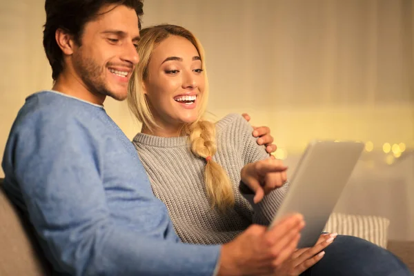 Šťastný pár hledá dárky na Vánoce na tabletu — Stock fotografie