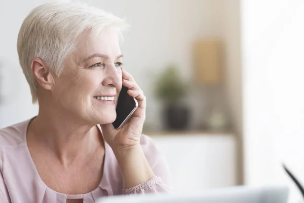 Close-up van volwassen zakenvrouw praten per telefoon — Stockfoto