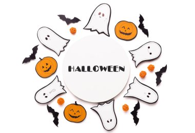 Beyaz balkabağı ve hayaletlerin yuvarlak bileşimi ,