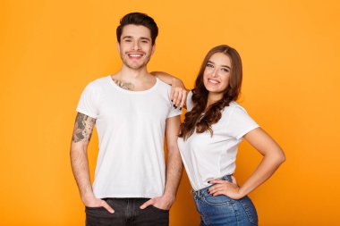 Bin yıllık çift sarı stüdyo arka plan üzerinde poz