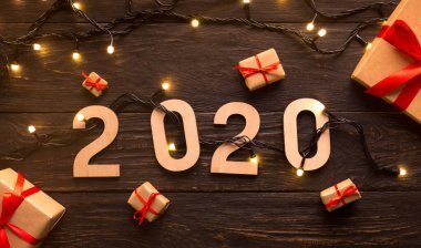 Şimdiki kutular ve ahşap 2020 ile yeni yıl konsepti