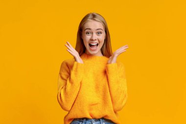 Şaşırmış genç kız şaşkınlıkla ağzını açtı.