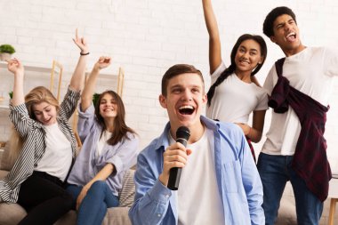 Karaoke yapmak. Arkadaşlar eğlenmek, şarkılar şarkı