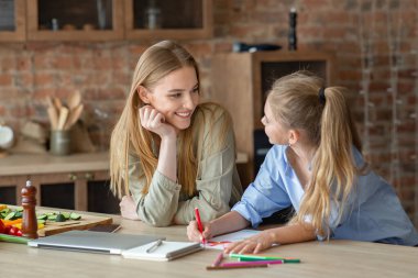 Neşeli küçük kız mutfakta annesi ile vakit geçirmek