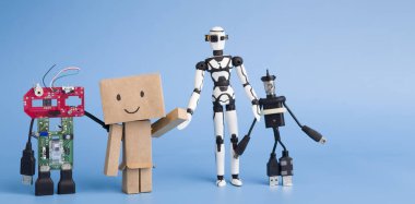 Mavi arka planda dört farklı el yapımı robot.