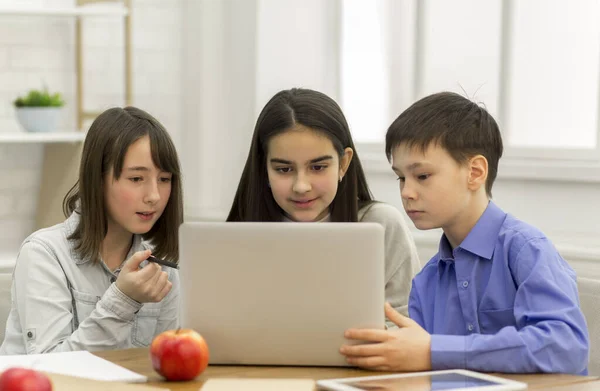 Gelukkige kinderen werken aan project, met behulp van laptop — Stockfoto