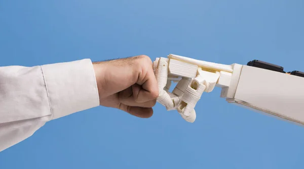 Человек и робот бьют кулаками, успешная коворкинг человека и Ай — стоковое фото
