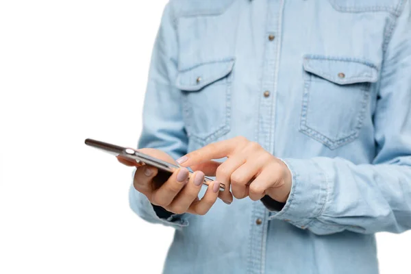 Interessierte Frau nutzt Smartphone vor weißem Hintergrund — Stockfoto
