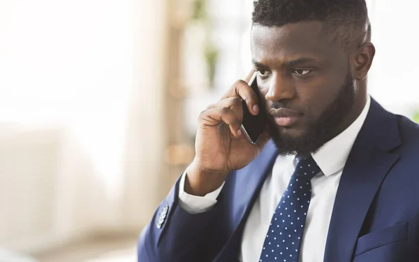 Guapo hombre de negocios enojado hablando por teléfono inteligente con los empleados —  Fotos de Stock