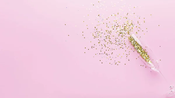 Творческое новогоднее шампанское в стакане золота сверкающего на розовом — стоковое фото