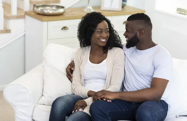 Retrato de pareja enamorada sentada en un sofá en casa — Foto de Stock