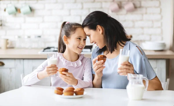 Mutter und Tochter beißen in Küche zu — Stockfoto