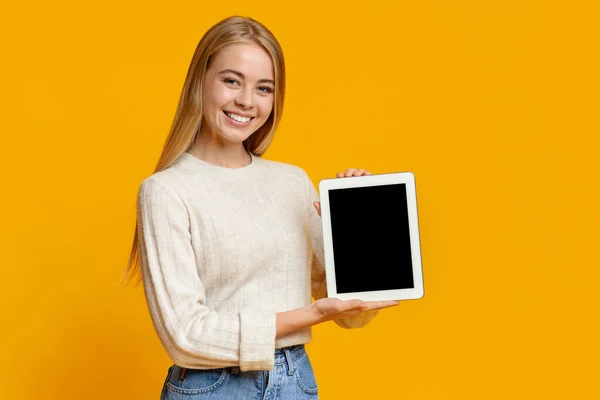 Güzel genç kız elinde boş ekranlı dijital tablet tutuyor. — Stok fotoğraf