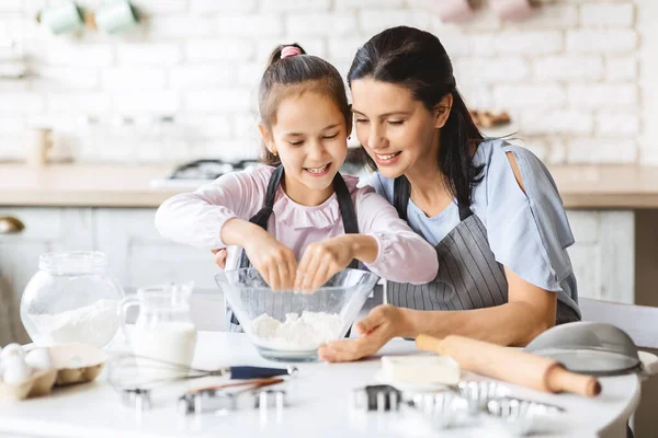 Kislány tanul, hogyan kell főzni süteményt anyák segítségével — Stock Fotó
