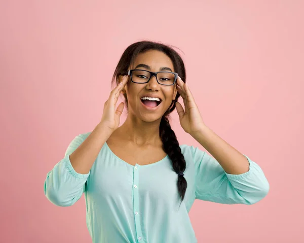 Gözlüklü mutlu kız öğrenci pozu, pembe arka plan — Stok fotoğraf