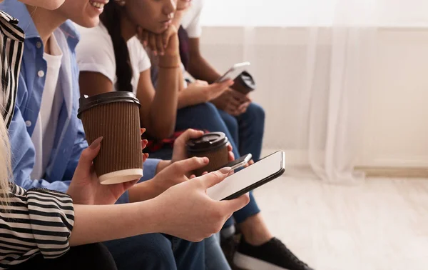 Adolescents utilisant des téléphones, bavardant dans les réseaux sociaux — Photo