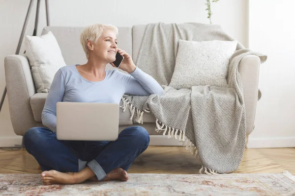 Freudige ältere Geschäftsfrau, die mit Kunden spricht, zu Hause arbeitet — Stockfoto