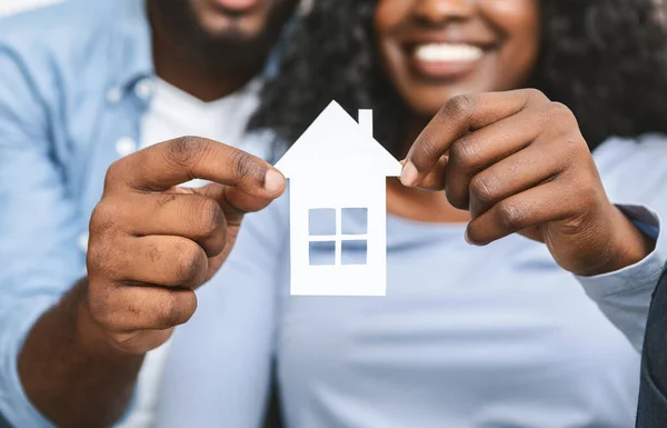 Close up de casal africano segurando casa de madeira — Fotografia de Stock