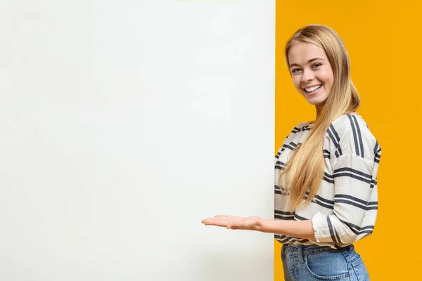Hermosa chica apuntando a blanco cartel en blanco con la palma abierta — Foto de Stock