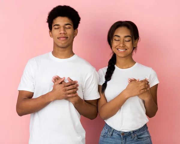 Gutherzige Teenager, die ihre Hände auf der Brust zusammenhalten — Stockfoto