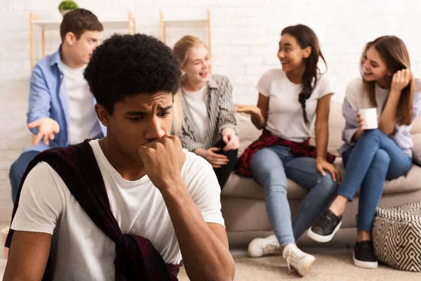 Overstuur meisje voelt zich eenzaam, vermijd praten met mensen — Stockfoto