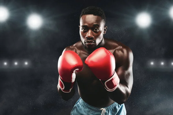 Boxeador enfocado listo para atacar a su concursante — Foto de Stock