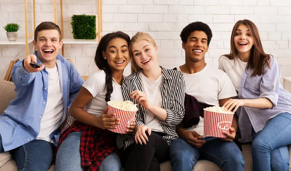 Adolescentes amigos passando fim de semana juntos, assistindo filmes — Fotografia de Stock