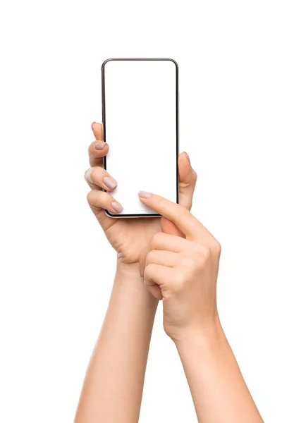 Mulher segurando smartphone com tela em branco e apontando sobre ele — Fotografia de Stock
