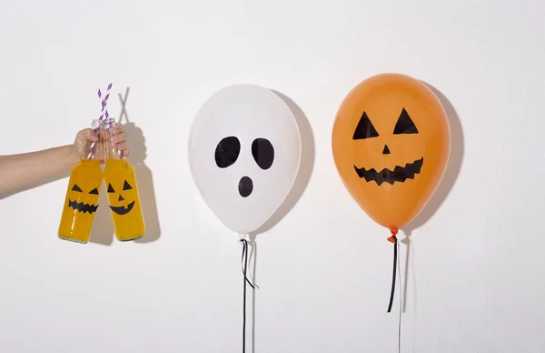 Globos de Halloween con caras de dibujo sugiriendo beber cócteles —  Fotos de Stock