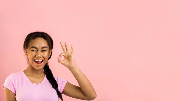 Emocionado adolescente chica gesto OK signo y guiño a la cámara —  Fotos de Stock