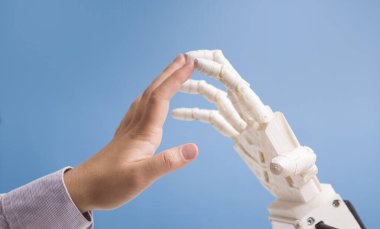 Erkek el ve robot mavi arka plana dokunuyor