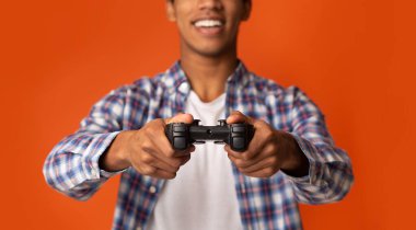 Oyun konsepti. Afrikalı adam joystick ile video oyunu oynuyor