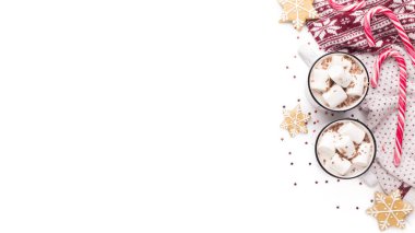 İki kakao bardağı ve kazakla Noel arkaplanı