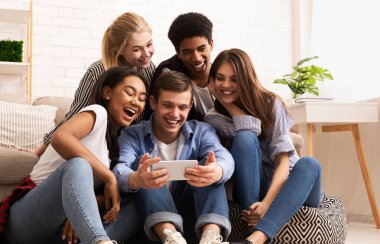 En iyi arkadaşlar akıllı telefondan komik içeriği izliyorlar.