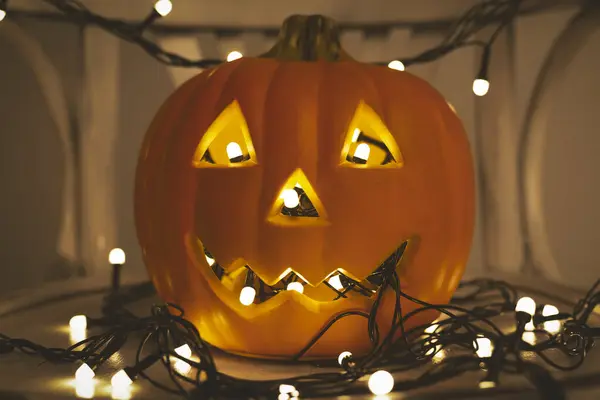 Cara de calabaza sonriente de Halloween con luces dentro —  Fotos de Stock