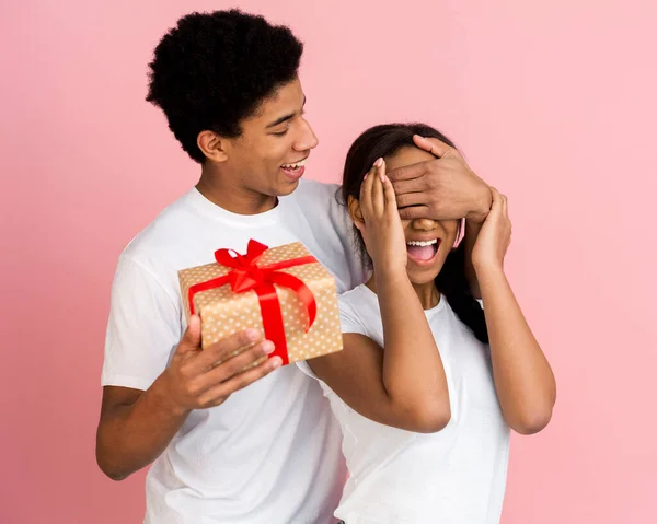 Loving guy closing ladys eyes preparing gift — Stockfoto