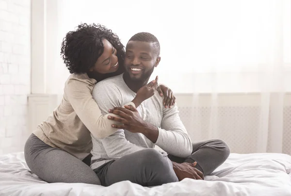 Romantisches Millennial-Paar kuschelt morgens im Bett — Stockfoto