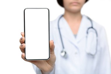 Elinde reklam için boş ekranı olan akıllı telefon tutan kadın doktor.