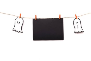 Yaratıcı Cadılar Bayramı kağıt hayaletleri metin için siyah etiket tutuyor