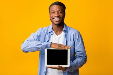 Pozitif Afro Adam Boş Tablet Ekran Gösteriyor, Sarı Arkaplan, Model