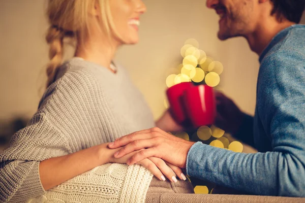 Pareja romántica bebiendo café contra el árbol de Navidad — Foto de Stock