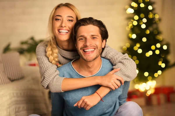 Glückliches Paar blickt an Silvester in die Kamera — Stockfoto