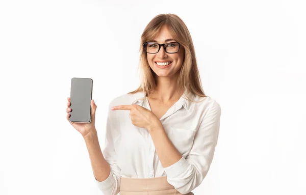 Mulher apontando o dedo para a tela em branco do smartphone, isolado, Mockup — Fotografia de Stock