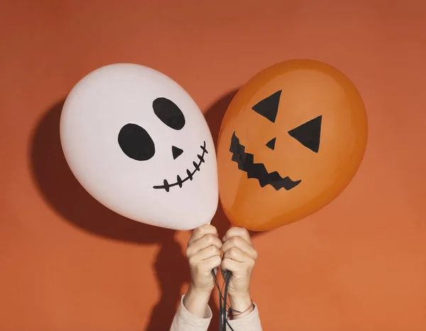 Fantasma y calabaza globos de Halloween en manos de mujer —  Fotos de Stock