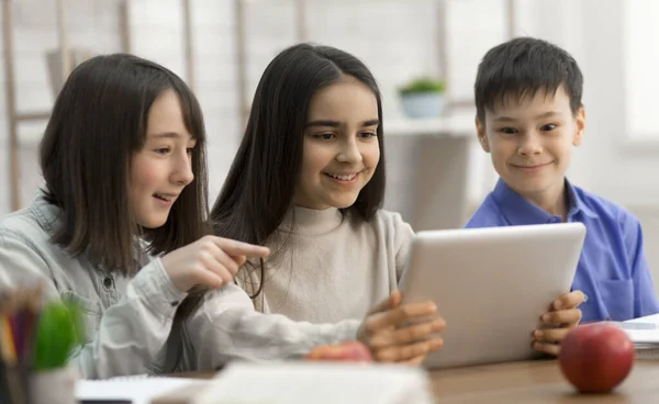 Kinderen kijken video 's op digitale tablet in de klas — Stockfoto