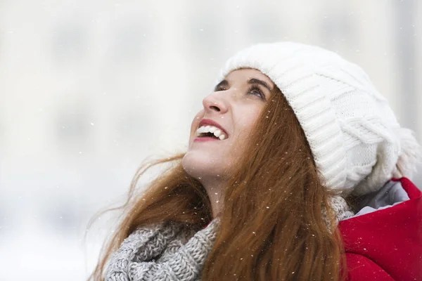 Chica jengibre alegre en ropa de invierno mirando hacia arriba —  Fotos de Stock